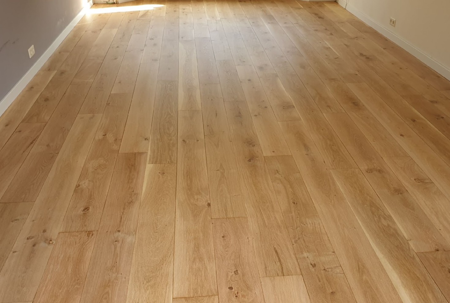 Net afgewerkte eiken vloer in een woonkamer